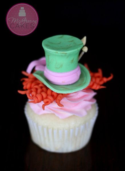 Johnny Depp inspired Mad Hatter Cupcakes w/Tutorial. Orange frosting, hat from mini rolos and fudge striped, dipped in green almond bark. Add icing for ribbon. Tea Cup Cupcakes, Alice In Wonderland Cupcakes, Disney Cupcakes, Make A Hat, Alice In Wonderland Cakes, Cupcake Wars, Creative Cupcakes, Hat Day, Cupcake Designs