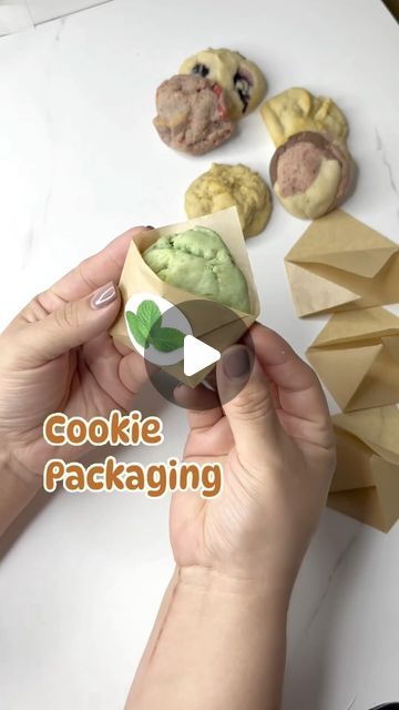 Erika Aguilar on Instagram: "In love with this cookie packaging for my mini cookies 🫶🏼🤗

Baked up my 6 ☀️SUMMER COOKIE FLAVORS 🙌🏼

Strawberry Shortcake-Piña Colada-Mint Chip-Banana-Neapolitan-Lemon Blueberry 😋

Happy Baking🫶🏼

#cookierecipe #cookievideo #cookiedough #doughlover #cookielover #cookiesofinstagram #summerdessert #summercookies #summer2024 #summervibes #bakers #ebook #available #hurry #before #closes" Cookie Packaging Diy, Individual Cookie Packaging, Mini Cookies Packaging, Cookie Favors Packaging, Summer Cookie, Christmas Baking Gifts, 2 Days Left, Cookie Videos, Packaging Diy