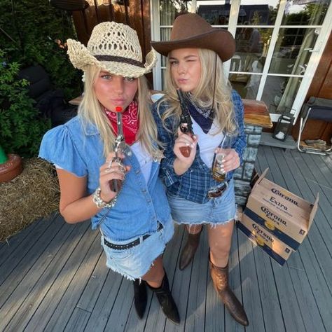 TRENDY & Unique Halloween Joker Costumes For Women! - Home Styling By Maya Cowgirl Diy Outfit, Cow Girl Costume Women, Cowboy Outfit Carnaval, Country Outfits Spirit Week, Joker Costumes For Women, Wild West Party Outfit, Cowboy Theme Outfit, Farmer Outfit Women, Cowboy Costume Women's