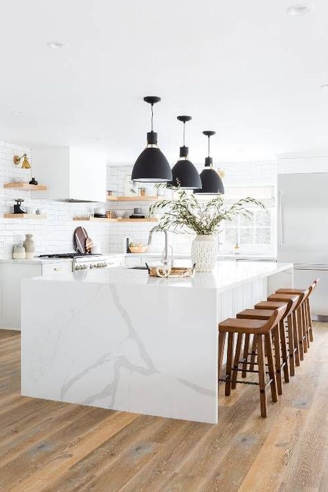 White Kitchen Renovation, White Marble Kitchen, Kursi Bar, Diy Kitchen Renovation, All White Kitchen, Big Kitchen, White Kitchen Design, Kitchen Marble, Kitchen Trends