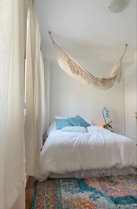 Hammock Above Bed, Hammock Bedroom Ideas, Room Ideas Beach, Hammock Bedroom, Bedroom Hammock, Hammock In Bedroom, Beachy Room, Beach Room, Room Goals