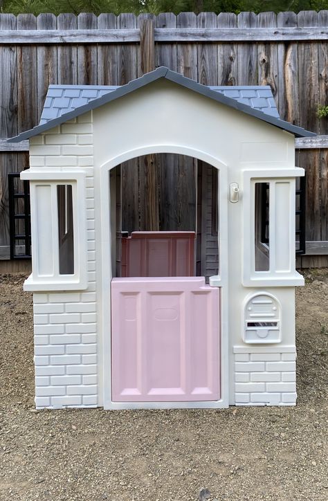 I used 7 cans of white spray paint. I could have used an extra to complete paint the inside walls. Spent $50 for 7 white, 2 gray (only needed one), 1 pink, and 1 black. #diy #littletikesmakeover #playhouse #playhousemakeover #girls Makeover Playhouse, Little Tikes Makeover, Pink Playhouse, Playhouse Makeover, White Spray Paint, Diy Toddler, One 1, Spray Paint, Christmas Ideas