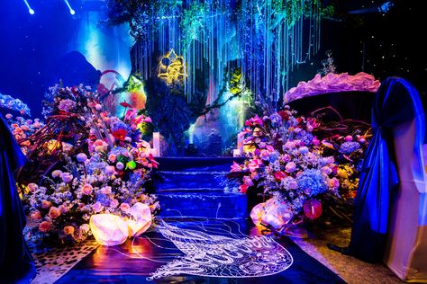 Wedding decoration inspired by Avatar movie. Avatar Inspired Wedding, Avatar Theme Decoration, Avatar Wedding Theme, Avatar Themed Room, Avatar Decorations, Avatar Wedding, Avatar Forest, Pandora Wedding, Avatar Theme