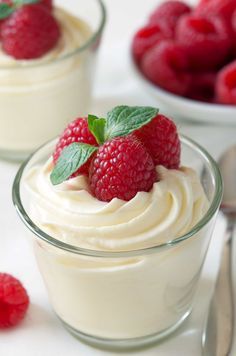 Easy white chocolate mousse made with cream cheese for an amazingly delicious treat that's perfect for Valentine's Day or any day! Weight Watchers Desserts, Weight Watcher Desserts, Dessert Thermomix, Pudding Chia, White Chocolate Mousse, Mousse Dessert, Thermomix Desserts, Low Carb Dessert, Small Desserts