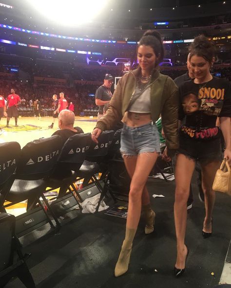 Bella and Kendall Nba Wife Aesthetic, Estilo Kim Kardashian, Basketball Game Outfit, Highsnobiety Fashion, Kendall Style, Kendall Jenner Outfits, Jenner Outfits, Basketball Game, Jenner Style