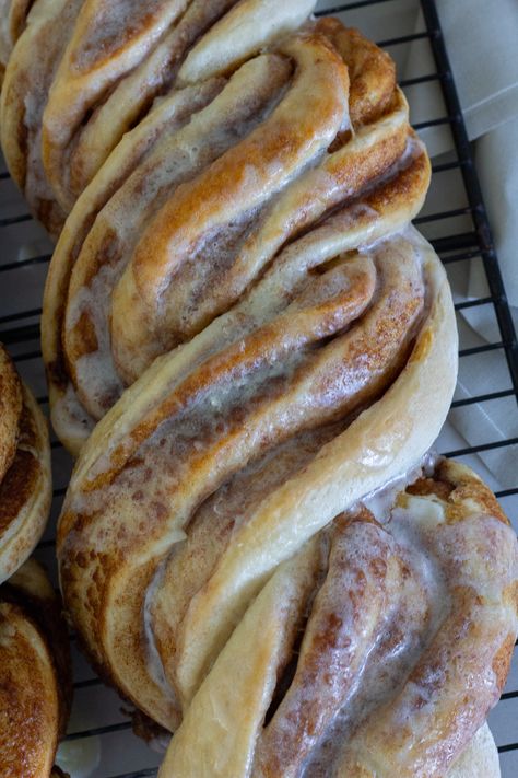 Easy and Fast Cinnamon Twist Loaf Cinnamon Twist, Cinnamon Roll Bread, Cinnamon Twists, Handmade Farmhouse, Breakfast Sweets, Bread Recipes Sweet, Cinnamon Rolls Recipe, Breakfast Breads, Breakfast Brunch Recipes