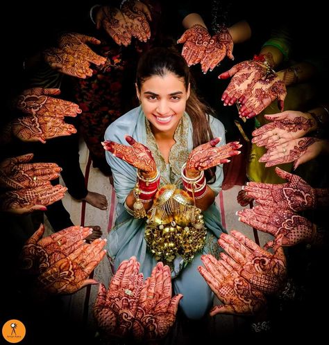 Mehendi Photoshoot, Bridal Mehendi Designs Wedding, Mehendi Photography, शादी की तस्वीरें, Funny Airport Signs, Bridesmaid Poses, Indian Bride Poses, Indian Bride Photography Poses, Airport Signs