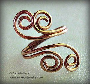 Who knew metal wire could look so elegant? This Scrolling Spiral Wire Ring doesn't need a big rock to steal the spotlight. Learn how to wire wrap a spiral ring of your own with this step-by-step wire jewelry tutorial. Wire Rings Tutorial, Dreamcatcher Diy, Wire Wrapping Tutorial, Bijoux Fil Aluminium, Wire Jewelry Tutorial, Ring Tutorial, Spiral Ring, Wire Ring, Diy Wire Jewelry