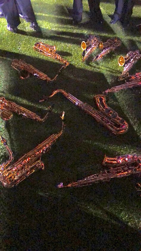 saxophones lying on grass Band Instruments Aesthetic, Band Director Aesthetic, Marching Band Boyfriend, Marching Band Aesthetic Wallpaper, Alto Sax Aesthetic, Concert Band Aesthetic, Saxophone Aesthetic Wallpaper, Marching Band Astethic, Sax Aesthetic