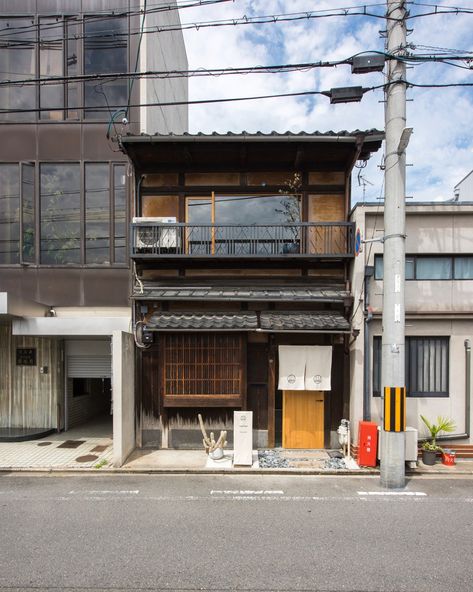 td-atelier refurbishes century-old japanese guesthouse Japanese Townhouse, Japanese Roof, Restaurant Facade, Architecture Baroque, Nijo Castle, Wooden Cladding, Japan Architecture, Landscape Architecture Design, Japanese Interior