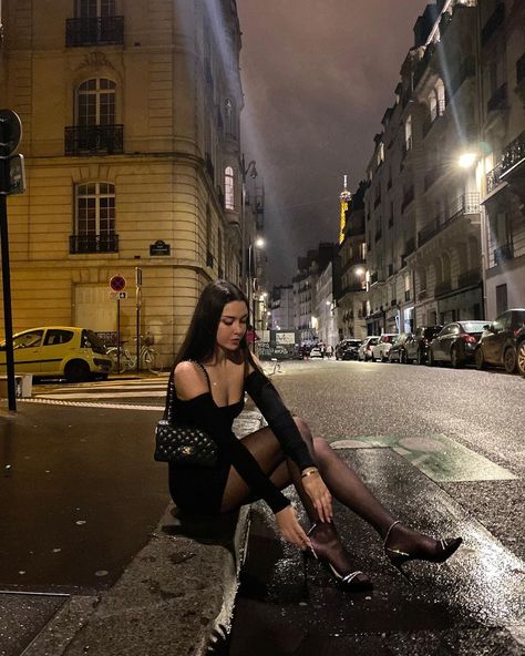 Zarayna F. on Instagram: “Top of the Eiffel Tower peaking through <3” Rooftop Photoshoot, City Shoot, Rockstar Girlfriend, Nike Shoes Girls, Black Nike Shoes, Yoga Pants Girls, Photo Pose Style, Girl Talk, Beach Poses