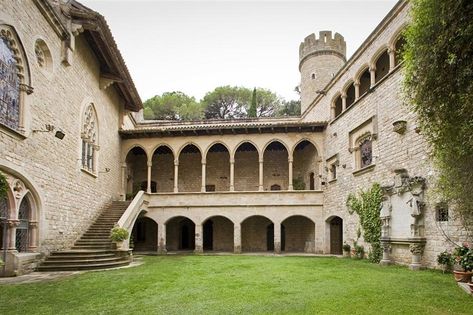 Spanish Castle, Castle Bedroom, Castles Interior, Europe Itineraries, Location Inspiration, Medieval Times, Spanish House, Country Estate, Historic Home