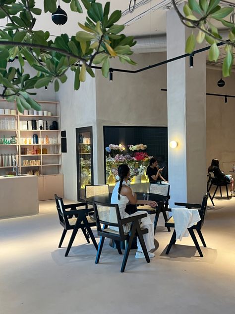 Flower Cafe Shop, Small Restaurant Kitchen Design, Restaurant Kitchen Design, Coffee House Design, Flower Shop Interiors, Flower Cafe, Modern Restaurant Design, Green Cafe, Café Design