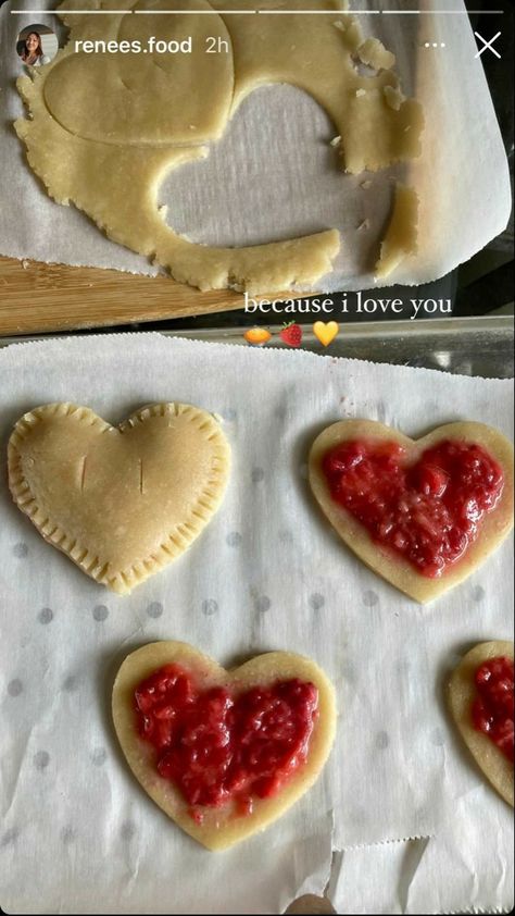 Strawberry Hand Pies, Heart Shaped Food, Cute Baking, Hand Pies, Cute Desserts, Pretty Food, Cute Food, Cottage Core, Aesthetic Food