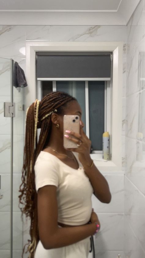 Dark Brown Braids With Highlights, Brown And Blonde Peekaboo Braids, Graduation Braids Hairstyles, Brown And White Braids, Black Peekaboo Hair, Braids With Claw Clip, April Hairstyles, December Hairstyles, Peek A Boo Box Braids