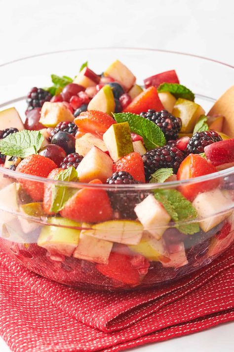 Christmas fruit salad is a festive and healthy treat, perfect for breakfast, as a snack, or dessert with ice cream and pound cake! Warm Fruit Salad, Christmas Fruit Salad Holidays, Christmas Morning Fruit Salad, Fruit Salad Christmas, Christmas Brunch Fruit Salad, Fruit Salad Dessert, Festive Fruit Salad, Christmas Fruit Salad, Healthy Fruit Salad