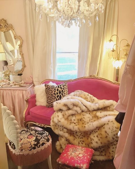 Vintage Glamour Decor Bedroom, French Retro Bedroom, Pink Hollywood Glam Bedroom, Old Hollywood Glam Room, Glam Life Aesthetic, Old Hollywood Glam Interior Design, Eclectic Feminine Decor, Vintage Glamour Aesthetic Bedroom, Eclectic Room Aesthetic