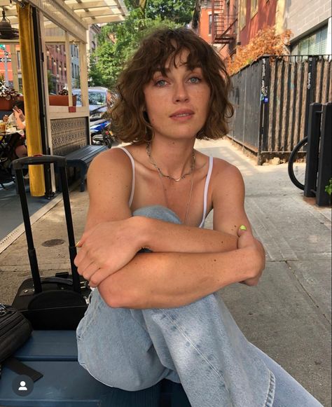 Bob Perm, Zella Day, Natural Curly Hair Cuts, Short Brown Hair, Hair Inspiration Short, Haircuts For Curly Hair, Short Wavy Hair, Lift Off, Curly Hair With Bangs