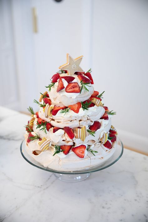 A Christmas Pavola Pavlova Tower Cake, Christmas Tree Pavlova Recipe, Pavlova Tree Christmas, Pavlova Decoration Ideas, Christmas Pavlova Trifle, Christmas Tree Pavlova, Pavlova Christmas Tree, Xmas Pavlova, Pavlova Tree