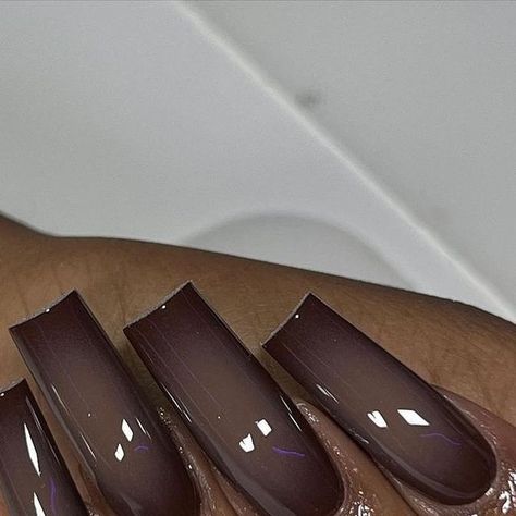 The Nail Connection on Instagram: "This brown 😍😍🤎  📸: @tesa_nailstudio   Follow @thenailconnection for daily nail inspo 💅🏽✨  #nailinspiration #nailinspo #nailideas #gelpolish #creativenails #brownnails #fallnails #airbrushnails #nailartist #naildesigns #nailsnailsnails #nailtrends #thenailconnection" Brunette Nails Color, Brown Aura Nails Acrylic, Medium Length Nails Fall, Dark Fall Color Nails, Different Brown Nails, Fall Nails Unique, Brown Airbrush Nails, Fall Airbrush Nails, Ombré Brown Nails