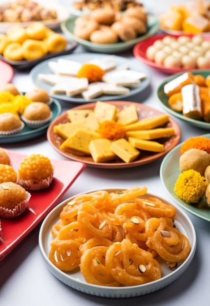 Diwali Mithai, Bear Drawings, Pooja Thali, Diwali Sweets, Diwali Food, Diwali Decor, Cute Bear Drawings, Indian Sweets, Healthy Sweets Recipes