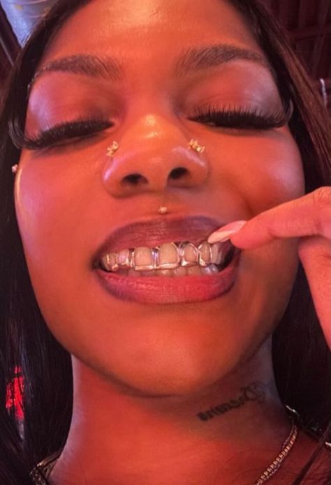 Grills Teeth Black Women, Grillz With Gap, Grillz Black Female, Sliver Grill Teeth, Grillz Teeth Design, Gap Grillz Women, Women Grills Teeth, Grills Black Women, Silver Grillz For Females