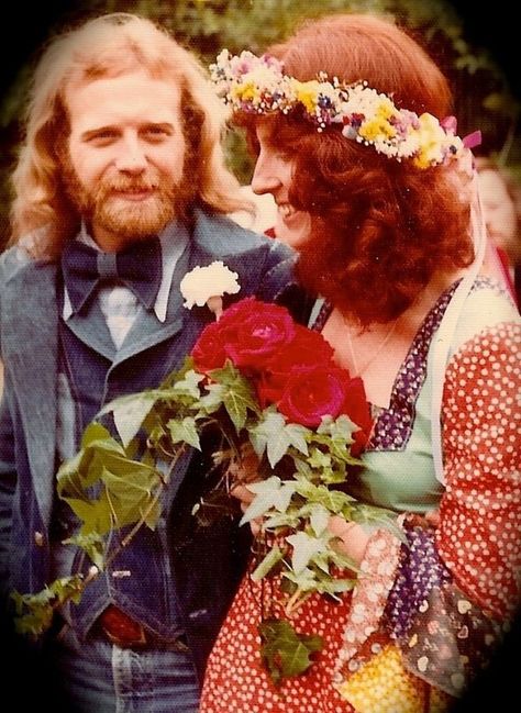 Beautiful vintage photo from a 1970s wedding of the bride and groom, vintage 1970s hippie wedding - the bride has a pretty flower crown on her head and a bouquet of roses with trailing ivy and a patchwork hippie dress, the groom is wearing a rockin' ass denim vest and suit jacket and equally rockin' sideburns and beard and long wavy hair 1970s Wedding, Boho Style Wedding Dress, Fairytale Gown, Wedding Dresses Hippie, Iconic Weddings, Berkeley California, Vintage Brides, Hippie Wedding, 1970s Dresses