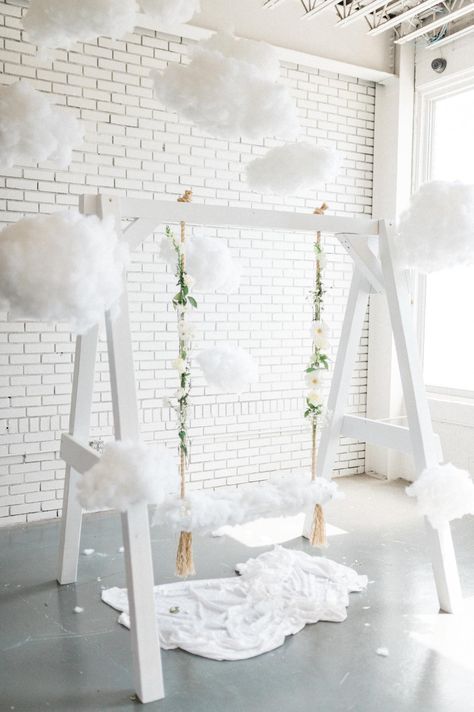 Cloud Baby Shower Theme, Angel Baby Shower, Cloud Party, Cloud Theme, Idee Babyshower, Boy Baby Shower Ideas, Baby Shower Theme Decorations, White Baby Showers, Moon Baby Shower