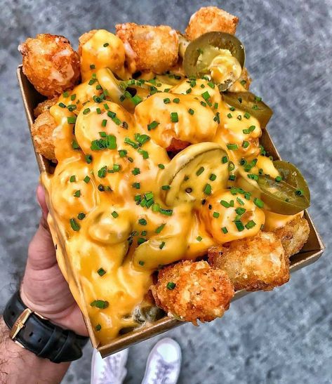 Cheesy Tatter Tots Think Food, Food Goals, Food Obsession, Pretty Food, Food Cravings, I Love Food, Junk Food, Amazing Food, Food Truck