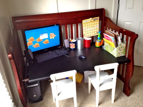 Crib turned into a desk afterwards.....genius! Toddler Desk, Crib Desk, Recycled Wood Furniture, Baby Crib Diy, Old Cribs, Diy Kids Furniture, Creative Life Hacks, Diy Crib, Woodworking For Kids