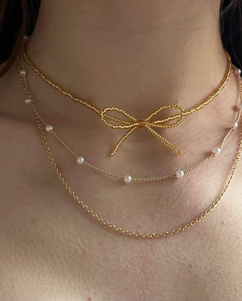 Elegant necklace made of pearls with a bow in gold | perfect for combining with other chains | with adjustable clasp in gold | Handmade with a lot of love Elegant Beads Necklace, Handmade Jewelry Gold, Necklace Handmade Ideas, Simple Jewelry Diy, Pearl Necklace Ideas, Bead Necklace Ideas, Beaded Necklace Ideas, Pearl Bow Necklace, Pearl And Chain Necklace