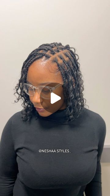 NYC BRAIDER ✨💆🏽‍♂️ on Instagram: "Let’s get into these shoulder length  Boho Knotless Box Braids 😍 @neshaa.styles_   - - - - #brooklynhairstylist #neshaastyles #knotlessbraids #nycbraider #summerhairstyles #cleanparts #boxbraids #neatboxbraids #braids #braidseason" Braiding Medium Length Hair, Goddess Braids Short Natural Hair, Short Box Braids Hairstyles Ideas, Medium Boho Knotless Braids Shoulder Length, Bob Braided Hairstyles For Black Women, Pixie Braids For Black Women, Short Braids Black Women, Bob Box Braids With Curly Ends, Short Boho Braids Black Women