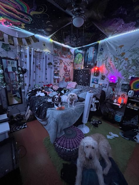 Smokers Chill Room, Random Room Aesthetic, Grunge Room Decor Punk Rock Bedroom Ideas, Room Ideas Aesthetic Emo, Junk Room Aesthetic, Room Ideas Aesthetic Grunge Y2k, Big Room Decor Ideas, Room Inspo Black Furniture, Loft Bed Room Ideas