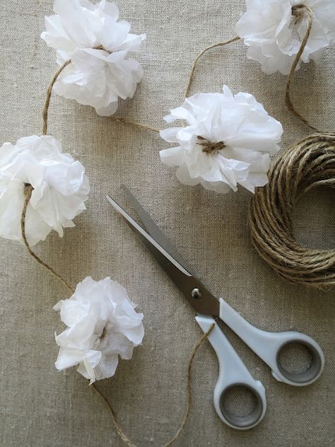 Flower Place Card Holder, Flower Garland Diy, Tissue Paper Garlands, Paper Flower Garlands, Paper Pom Pom, Flower Places, Tissue Pom Poms, Tissue Flowers, How To Make A Pom Pom