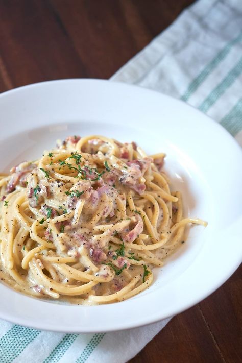 Speggetti Carbonara, Spaghetti Carbonara Aesthetic, Pasta Carbonara Aesthetic, Carbanerra Pasta, Carbonara Aesthetic, Spaghetti Aesthetic, Creamy Carbonara Pasta, Spagetti Carbonara, Spaghetti Dishes