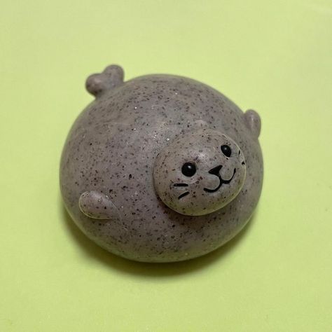 Seal Sculpture, Easy Clay Sculptures, Pet Rock, Clay Magnets, Clay Diy Projects, Clay Crafts Air Dry, Cute Polymer Clay, Clay Figurine, Clay Animals