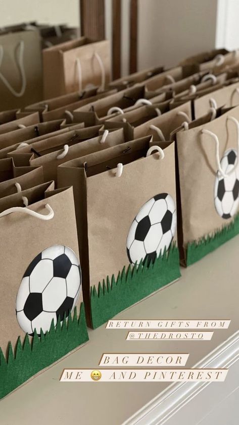 Football Soccer Party Decorations, Soccer Candy Bags Ideas, Football Birthday Theme Ideas, Fifa Themed Birthday Party, Soccer Party Table Decor, Football Theme Birthday Decoration, Diy Soccer Birthday Decorations, Football Themed Birthday Party Ideas, Soccer Dessert Table