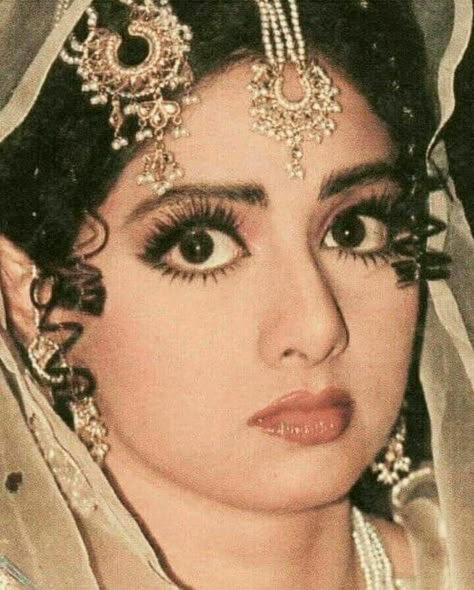 Sridevi Kapoor, Gym Fails, 90s Bollywood Fashion, Meena Kumari, Bollywood Makeup, Dilip Kumar, Indian Wedding Makeup, Retro Bollywood, Indian Makeup