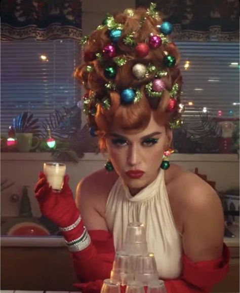 "A lovely thing about Christmas is that it’s compulsory, like a thunderstorm, and we all go through it together." Garrison Keillor Christmas Tree Makeup, Bracelets Stack, Whoville Christmas, Kitsch Christmas, Christmas Pics, Wig Styling, Christmas Shoot, Vintage Pics, Christmas Costume