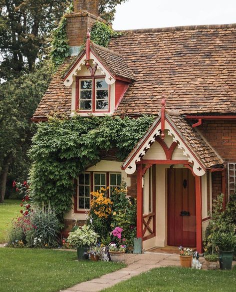 German Cottage, Hansel And Gretel House, Cottages England, Cozy English Cottage, Old House Design, Country Cottage Living, Fairytale Houses, British Cottage, Storybook House