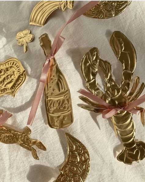 Brass Ornaments Diy, Embossed Foil Christmas Decorations, Tin Ornaments Diy, Foil Christmas Decorations, Chritmas Lights, Diy Tree Ornaments, Brass Christmas Ornaments, Christmas Sunday, Copper Christmas