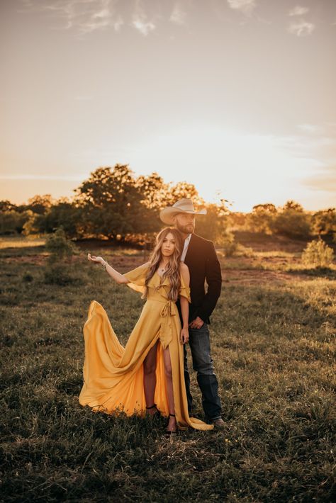 Couple Fall Photoshoot, Western Engagement Pictures, Western Couple Photoshoot, Western Engagement Photos, Country Engagement Pictures, Western Photoshoot, Western Engagement, Engagement Picture Outfits, Fall Engagement Pictures