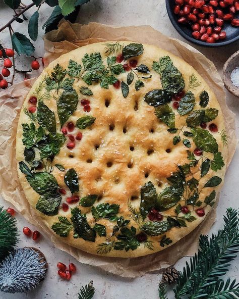 Pretty Christmas Party Food, Christmas Night Food, Decorative Foccia Bread, Decorated Foccacia Bread, Focaccia Bread Art Christmas, Thanksgiving Foccia Bread, Christmas Foccacia Art, Holiday Foccacia Bread, Cute Thanksgiving Recipes