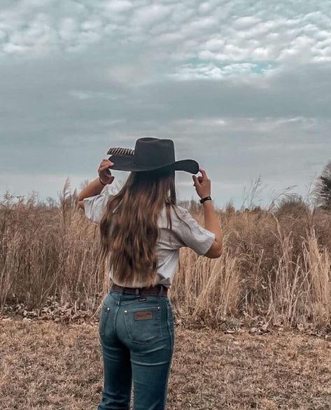 Foto Cowgirl, Brunette Aesthetic, Aesthetic Blonde, Western Photoshoot, Country Girl Life, Cowgirl Style Outfits, Western Photography, Country Style Outfits