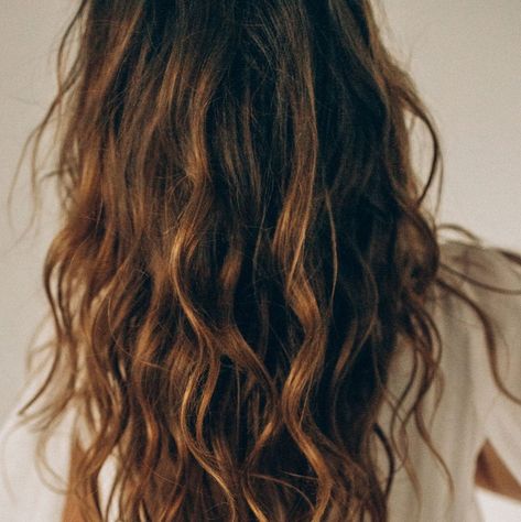 Yes, you can air dry your hair and still look 'done' Air Dry Beach Waves Hair, Fried Hair Repair Diy, Best Air Dry Haircuts, How To Air Dry Hair, Air Dry Wavy Hair Without Frizz, Air Dry Frizzy Hair, Air Dry Curls, Hair Drying Tips, Air Dry Curly Hair