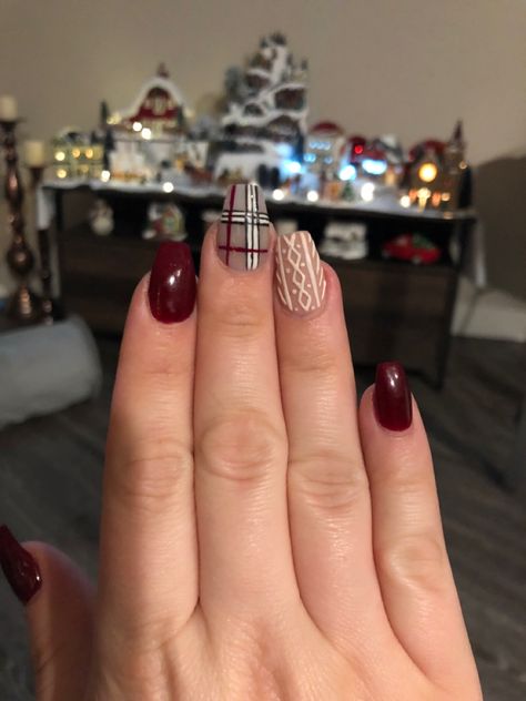 Maroon Winter Nails, Maroon Holiday Nails, Maroon Sweater Nails, Winter Burgundy Nails, Burberry Sweater Nails, Burberry Christmas Nails, November Nails Plaid, Gray And Maroon Nails, Fall Nails Burberry