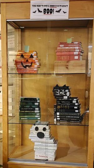 School Library Decorations Decorating Ideas, Book Case Display Ideas, Library Shelf Display Ideas, Library Decorations Ideas, Library Celebration Ideas, Library School Ideas, Halloween Decorations Library, High School Library Decor, Library Activity Ideas