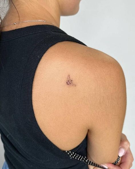 Single needle tiny bee tattoo placed on the shoulder Bee Tattoo Shoulder, Ladybug And Bee Tattoo, Bee Shoulder Tattoo, Bee Tattoo Placement, Tiny Shoulder Tattoo, Tiny Animal Tattoos, Tiny Bee Tattoo, Tattoo Shoulder Blade, Bestie Tats