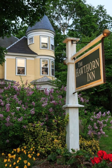 Coastal Bed And Breakfast, Inn Owner Aesthetic, New England Bed And Breakfast, New England Home Aesthetic, Inn Exterior, Bed And Breakfast Ideas, Inn Decor, Province Life, Victorian Bed And Breakfast