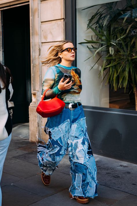 The Best Street Style Photos From the Spring 2025 Shows in London https://www.vogue.com/slideshow/the-best-street-style-photos-from-the-spring-2025-shows-in-london#99 Soho Street Style, 2025 Street Style, Vogue Photographers, Chopova Lowena, Street Style Fall Winter, Trendy Fall Fashion, High Fashion Runway, London Fashion Week Street Style, Street Style Photos